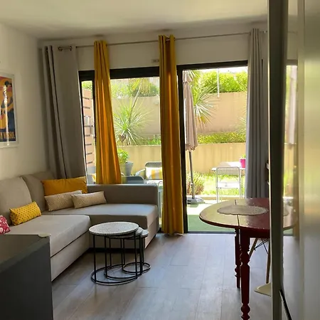Charming Refurbished Cocoon With Swimming Pool 公寓 *