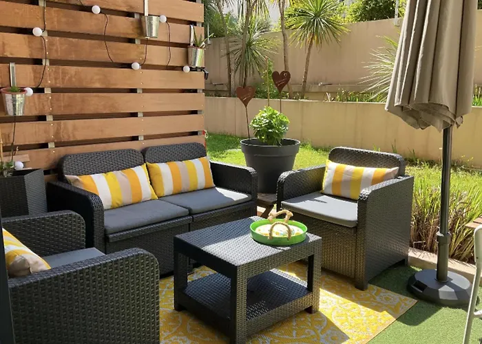 Apartman Charming Refurbished Cocoon With Swimming Pool